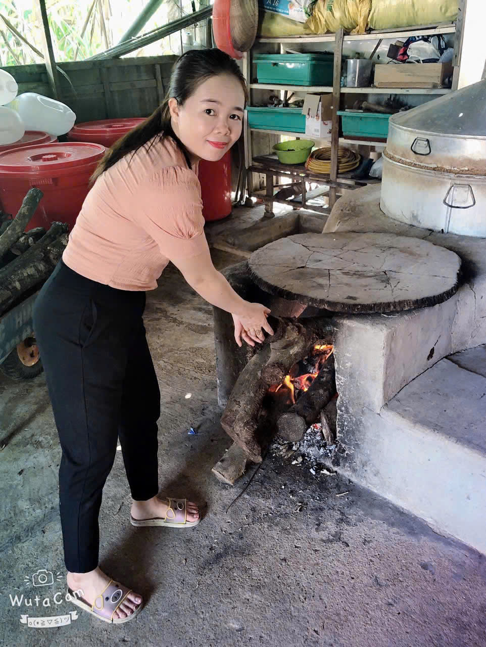 Bà Hoàng Thị Oanh bên bếp củi đỏ lửa